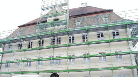 Das alte Pfarrhaus neben der Wallfahrtskirche in Biberbach wird saniert. Das Gebäude wird mit einer neuen Heizung und neuen Fenstern ausgestattet. 