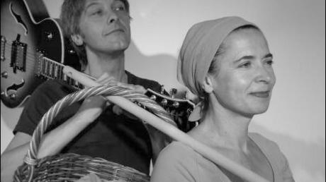 Das Märchen „Hans im Glück“ mit Karla Andrä (rechts) und Josef Holzhauser gehört mit zum neuen Programm des Griechischen Theaters in Heretsried. Die beiden treten am Samstag, 21. Juli, auf. 