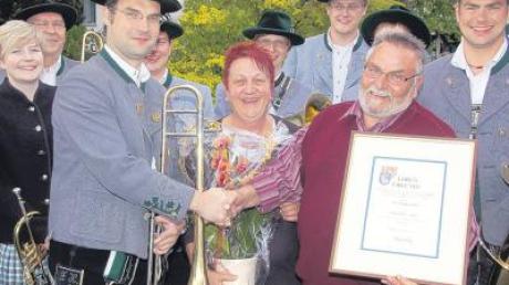 Vorsitzender Franz Hölzl (vorne links) ernannte Hans Kaiser (vorne rechts) zum Ehrenmitglied des Musikvereins 1863 Thierhaupten. Ehefrau Anneliese (Mitte) freut sich mit ihrem Mann über diese hohe Auszeichnung. 