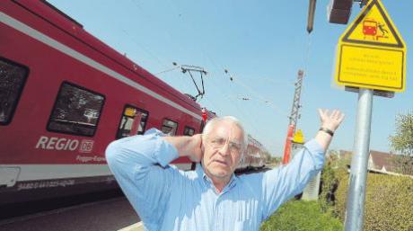 Maximilian Wolf, der direkt am Langweider Bahnhof wohnt, leidet bislang unter Bahnlärm. 