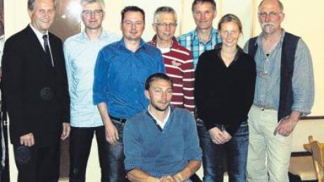 Das neue Führungsteam des TSV Zusmarshausen mit (von links) Bürgermeister Albert Lettinger: Dieter Klimm, Roland Hegele, Jürgen Winkler, Karl Sendlinger, Herbert Hafner, Katrin Bewarder und Florian Kreileder. 
