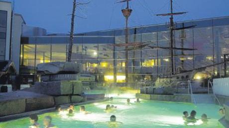 Das Piratenschiff ist ein Erkennungsmerkmal des Titania-Freizeitbades in Neusäß. 