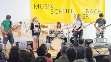 Die neu gegründete Band der Musikschule Biberbach stellte sich beim POPcorner Konzert vor und erntete tobenden Applaus. 