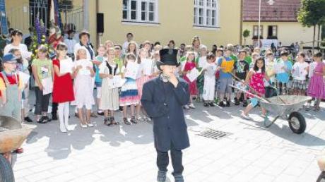 Die Grundschulkinder sangen ein eigens auf das Saalgebäude gedichtetes Lied – da durfte auch der Bürgermeister (Jannis Fischer) nicht fehlen.