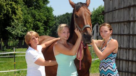 Ein unbekannter Pferdeschlitzer hat dem Pferd von Mutter Brigitte Wieland und ihren Töchtern Jessica und Nadine aus Adelsried schwere Verletzungen zugefügt.