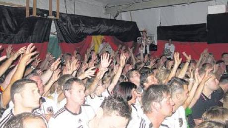 EM-Fieber in der Bühler Arena in Gablingen. Die Zuschauer singen, bangen und reißen die Hände in die Höhe (Foto unten). Rudi Tausend (Foto oben links) und ein Teil des Organisationsteam feiern den Sieg des deutschen Teams. 