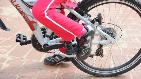 Ein 64-jähriger Mann hat eine neunjährige Radlerin in Tussenhausen angefahren (Symbolbild).