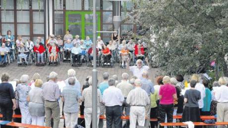 Gemeinsam wurden gestern Nachmittag in Meitingen Lieder auf dem Meitinger Rathausplatz gesungen. Die Seniorenkantorei St. Anna Augsburg gab dabei den Ton an und wurde von rund 40 Senioren aus dem Johannesheim sowie einigen Gästen unterstützt.  