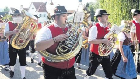 Auftakt für das viertägige Fest in Hirblingen: Die Vereine zogen mit Marschmusik zum Zelt. Dort folgte der Bieranstich durch Bürgermeister Schantin. 