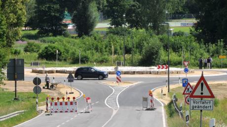 Bereits gestern fuhren – nicht ganz legal – die ersten Autos und Laster durch den neuen Kreisverkehr in Zusmarshausen. Ab heute um 15 Uhr ist der Knotenpunkt auch offiziell für den Verkehr freigegeben. 
