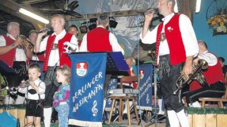 Mit zünftiger Blasmusik und Gesang sorgte die Erlinger Blaskapelle um Franz Miller (links) und Uli Schur (rechts) für gute Stimmung und Unterhaltung beim Stadelfest des Musikvereins Erlingen. 