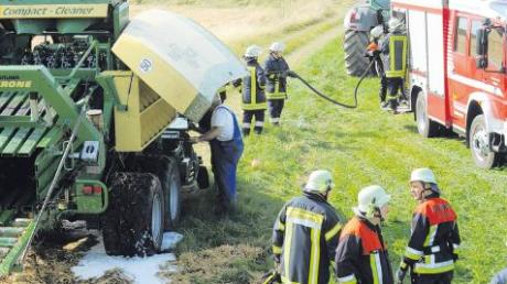 Einen sehr hohen Sachschaden an einer landwirtschaftlichen Maschine und an einem Feld hat am Mittwoch ein Feuer bei Heretsried verursacht. 