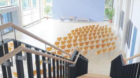 Hell und lichtdurchflutet ist die neue Pausenhalle der Realschule in Meitingen. Für die Einweihungsfeier wurden bereits die Stühle aufgestellt. 