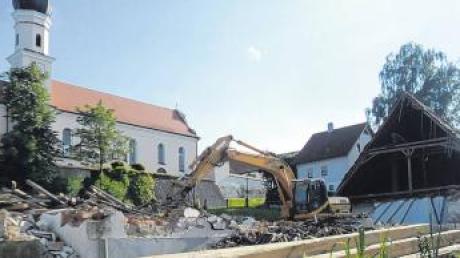 Die Raiffeisenbank und das Raiffeisen-Lagerhaus in der Ortsmitte von Allmannshofen wurden abgerissen. Im September rollen die Bagger erneut an, um einen Kindergarten und eine Mehrzweckhalle zu bauen. 
