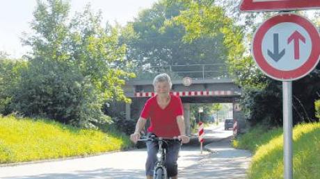 Mina Strziga fährt oft durch die Bahnunterführung in Meitingen. Sie würde sich freuen, wenn eine Röhre für die Radler gebaut würde. 