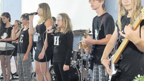 Die Junior-Schulband spielte für die Gäste das Lied „Was wir alleine nicht schaffen“.  