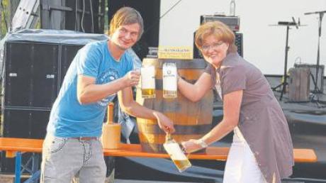 Brauereichefin Stephanie Schmid eröffnete das viertägige Festival unterstützt vom ehemaligen Schäffler Robert Ibele.