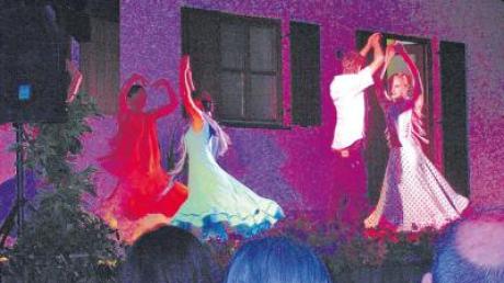 Die Gruppe um Kerstin Jütting zeigte Flamenco-Tänze beim bunten Abend in Lützelburg.  
