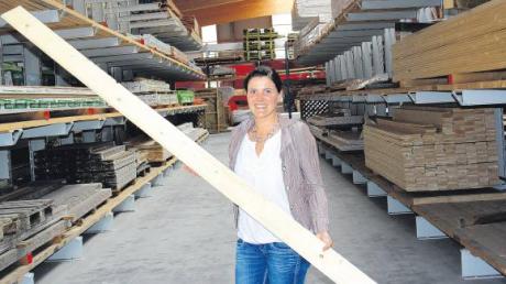Holz ist ihre Geschäftsgrundlage: Martina Jochum und ihre Familie erweitern derzeit das aus einem Sägewerk entstandene Unternehmen. 