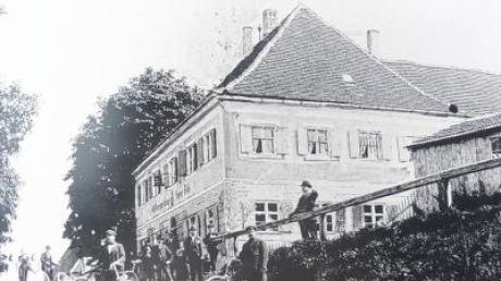Direkt neben der Post, am damals höchsten Straßenpunkt Zusmarshausens, lag an der Steinekircher Straße gegenüber des Schlosses die Kreuz-Wirtschaft.