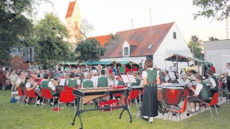 Das Wetter spielte mit: Mehr als 500 Besucher lockte der italienische Abend des Jugendblasorchesters Lützelburg auf die Pfarrfestwiese.  