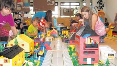 Mit Feuereifer bauten die Kinder in zwei Tagen eine ganze Legostadt in die Biberbacher Schulaula. 