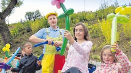 Am umgestalteten Vorplatz des Bürgerhauses präsentierten Kinder stolz ihre Luftballonfiguren – die Blumen waren ein passendes Symbol für den Obst- und Gartenbauverein.  