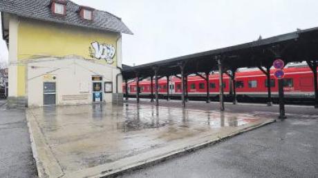 Mit diesem Gebäude hat es die Bahn im Landkreis Augsburg am eiligsten: Bis zum Jahresende will sie den Westheimer Bahnhof verkaufen. 