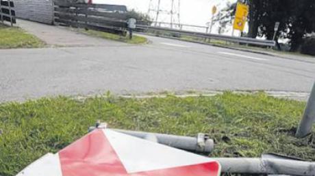 Am Ortsausgang von Gablingen sind zwei Männer mit einem Motorrad tödlich verunglückt.  