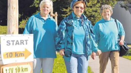 Die Wanderfreundinnen Anneliese Ebner, Waltraut Mayer und Lore Hartinger (von links) wandern seit 25 Jahren durch die Wälder rund um Aystetten.