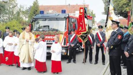 Vor der Ostendorfer St.-Michaels-Kirche segnete Pfarrer Andreas Jall das neue Einsatzfahrzeug der Freiwilligen Feuerwehr Ostendorf. 