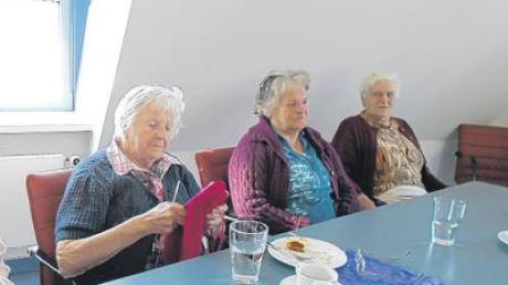Rosa Geißler (links) trifft sich mit anderen Senioren beim Strickcafé. 