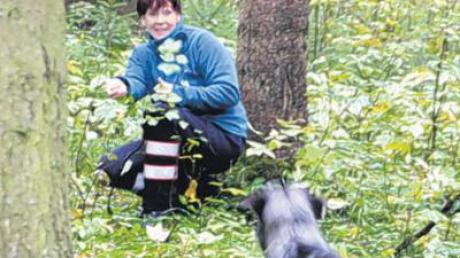 Karin Schmied wartet auf Kimi im Wald. Was für den Hund ein Spaß ist, war ein Schnuppereinsatz für die Rettungshundestaffel. 
