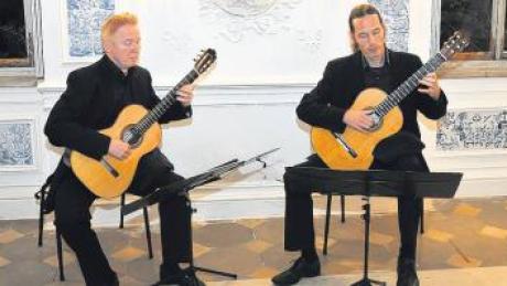 Das Duo Wulfin Lieske (links) und Fabian Spindler begeisterte im Aystetter Porzellanzimmer unter dem Motto „Guitars, Passion & Fire“.   
