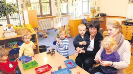 Der Kindergarten Gablingen ist momentan im Pfarrheim St. Martin untergebracht. Im Bild Kindergartenleiterin Gertrud Ostermöller und rechts Tina Hornung mit den Kindern (im Uhrzeigersinn) Lotta (vorne), Mona, Lukas, Felix, Raphael und Ronja (auf dem Schoß von Tina Hornung). 