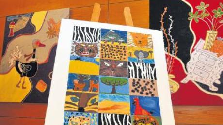 Nicht nur die Erwachsenen, auch die Kinder tragen Arbeiten zur derzeitigen zehnten Aystetter Kunstausstellung bei. Hier „Eine Reise durch Afrika“ (Klasse 3a Schuljahr 2011/12), hinten sind von links „Over and Out“ und „Nostalgie“ von Renate Kanowski zu sehen. 