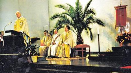 Das Bild ist vor 25 Jahren beim Einführungsgottesdienst von Pfarrer Baintner (rechts) entstanden. Die Ansprache hielt Monsignore Heinrich Eudenbach.