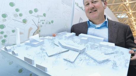 Architekt Stefan Behnisch hat den Wettbewerb für den Neubau der Mittelschule Gersthofen gewonnen. Im Bild präsentiert er sein Modell. Doch welcher Vorschlag als Grundlage für den Schulhausneubau dient, wird sich erst noch herausstellen.  