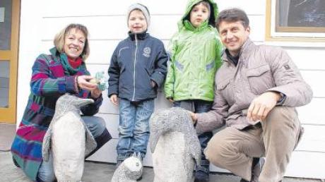 Aystettens Kindergarten wird erweitert. Bürgermeister Peter Wendel (rechts) hat von Brigitte Steininger drei Pinguin-Kunstwerke gekauft. Auch die Kindergartenkinder Tim und Florian (von links) freuen sich über die Tiere. 