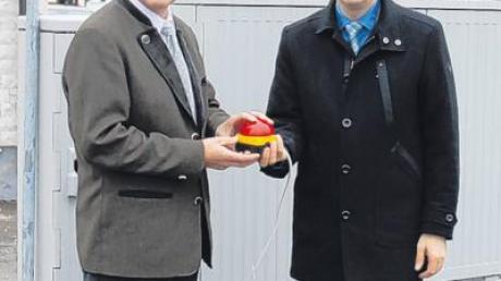 Mit einem symbolischen Knopfdruck starteten Bürgermeister Dr. Maximilian Stumböck (links) und Thilo Kurtz von der Deutschen Telekom das schnelle Internet in Ustersbach. 