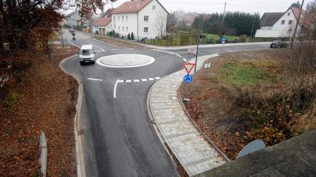 So sieht der neue Mini-Kreisverkehr vor der Bahnunterführung der Peter-Dörfler-Stfraße aus.
