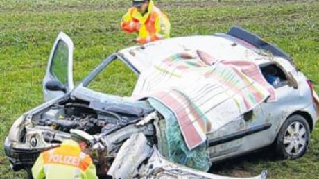 Der 19-jährige Fahrer des Autos starb noch an der Unfallstelle. 