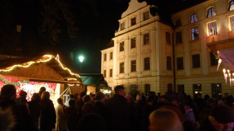 Stimmungsvoll ist das Ambiente beim Weihnachtsmarkt im Innenhof des Klosters.  