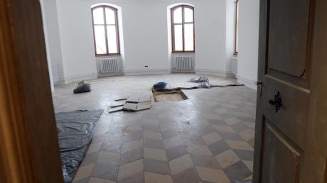 Künftig ein Seminarraum im Klausurgebäude Ost des Klosters Thierhaupten: Der historische Fußboden ist teilweise entfernt, damit darunter Leitungen für die neueste Technik verlegt werden können. 