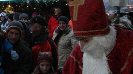 Dicht umlagert war wieder der Nikolaus, der auf dem Biberbacher Weihnachtsmarkt an die Kinder kleine Geschenke verteilte. 