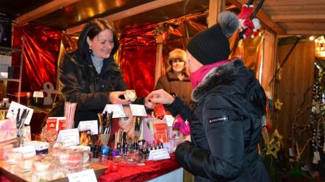 Am Stand von Alexandra Hackl auf dem Aystetter Weihnachtsmarkt konnten sich Besucher mit Kosmetikprodukten eindecken. 