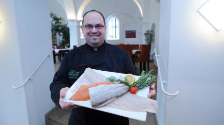 Küchenchef Michael Wörrlein vom Klostergasthof Thierhaupten mit einer Fischauswahl. 