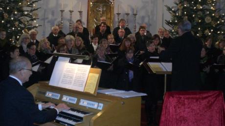 Der Biberbacher Kirchenchor unter der Leitung von Rainer Duttler (links an der Orgel) sorgte für eine besinnliche Stimmung. 