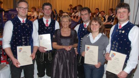 Angela Ehinger (Dritte von links) und Franz Hölzl (Vierter von links) ehren Richard Gastl, Richard Scheicher, Anja Gastl und Stefan Gastl (von links).  