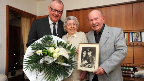70 Jahre sind Karoline und Richard Brückner aus Gersthofen verheiratet: Zur Gnadenhochzeit gratulierte auch Bürgermeister Jürgen Schantin.